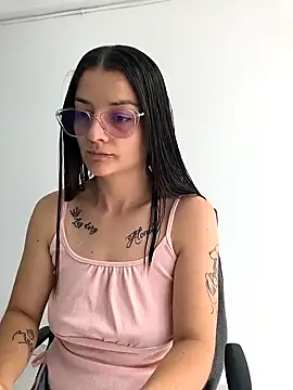 Snapshot of Coralinne__ chatting on April 2, 2026, 3:31 pm Coralinne online show from April 2, 2026, 3:31 pm