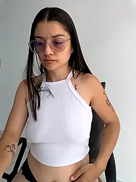 Snapshot of Coralinne__ chatting on April 3, 2026, 3:43 pm Coralinne online show from April 3, 2026, 3:43 pm