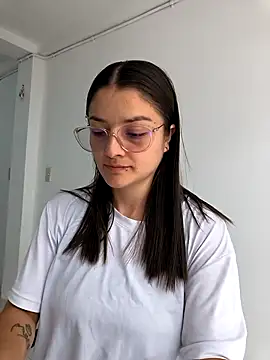 Snapshot of Coralinne__ chatting on April 4, 2026, 3:09 pm Coralinne online show from April 4, 2026, 3:09 pm