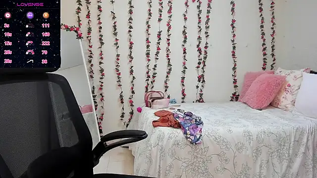 MariamCastiblanco online show from December 4, 2025, 2:26 pm