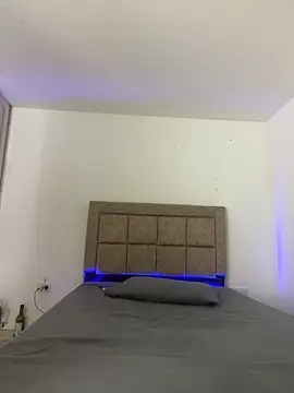 Snapshot of EmilyNoir1 chatting on December 17, 2025, 12:27 am EmilyNoir1 online show from December 17, 2025, 12:27 am