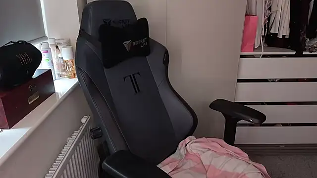 Snapshot of Lilly-Luscious chatting on March 29, 2026, 8:58 am Lilly-Luscious online show from March 29, 2026, 8:58 am