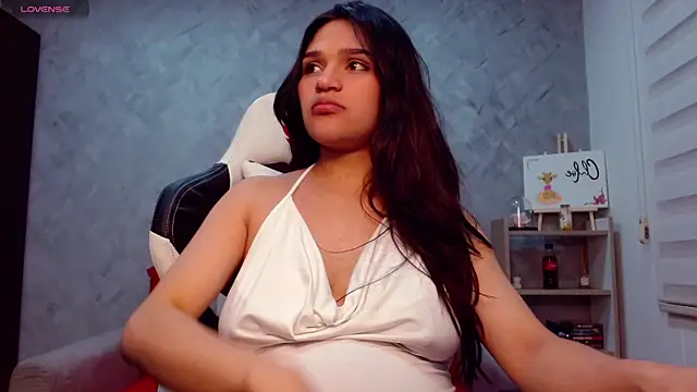 Snapshot of Roxxi_2110 chatting on October 28, 2025, 2:15 am Roxxi 2110 online show from October 28, 2025, 2:15 am