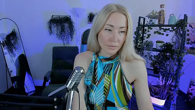 Snapshot of AstraMonroe chatting on June 19, 2026, 10:19 am AstraMonroe online show from June 19, 2026, 10:19 am