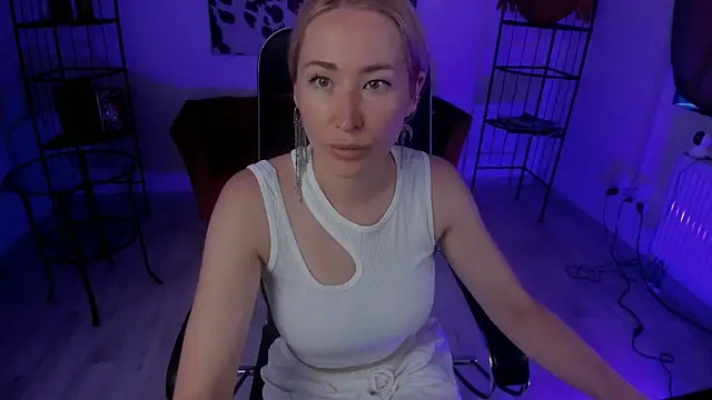 Snapshot of AstraMonroe chatting on July 12, 2026, 7:54 am AstraMonroe online show from July 12, 2026, 7:54 am