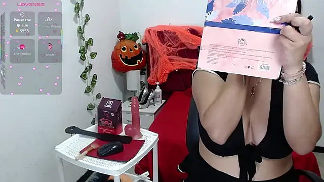 Julieta curvy69 online show from October 14, 2025, 12:17 pm