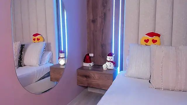 Snapshot of LucySalvatore_ chatting on December 19, 2025, 5:09 pm LucySalvatore online show from December 19, 2025, 5:09 pm