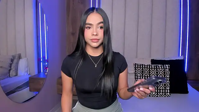 Snapshot of LucySalvatore_ chatting on February 21, 2026, 5:14 pm LucySalvatore online show from February 21, 2026, 5:14 pm