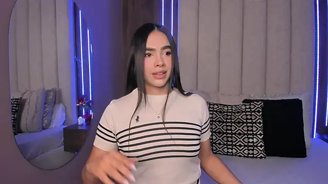 Snapshot of LucySalvatore_ chatting on February 23, 2026, 9:45 pm LucySalvatore online show from February 23, 2026, 9:45 pm