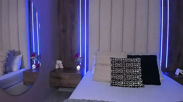 Snapshot of LucySalvatore_ chatting on February 24, 2026, 5:44 pm LucySalvatore online show from February 24, 2026, 5:44 pm