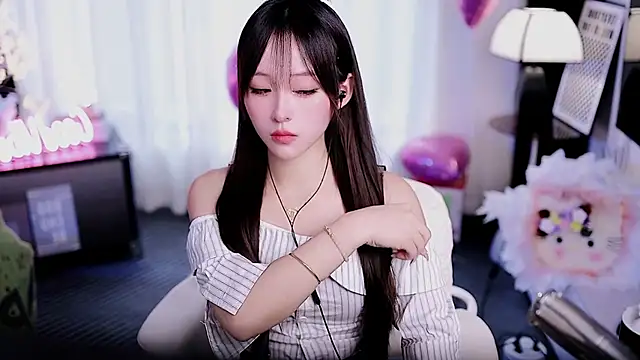 Snapshot of coward_by chatting on April 12, 2026, 7:35 am coward by online show from April 12, 2026, 7:35 am