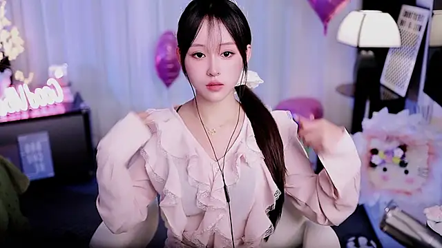 Snapshot of coward_by chatting on April 13, 2026, 9:37 am coward by online show from April 13, 2026, 9:37 am