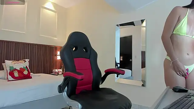 AURORAMARTIN2 online show from December 3, 2025, 12:47 pm