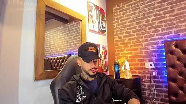 VinzenzRizzo online show from November 15, 2025, 4:54 am