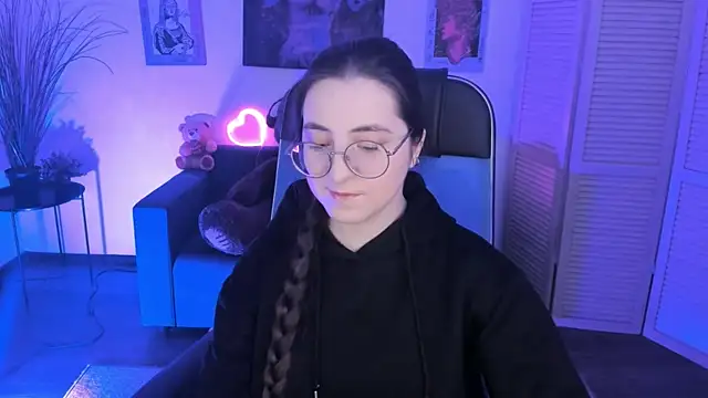 Snapshot of VirtuallVoyant chatting on December 23, 2025, 4:21 am VirtuallVoyant online show from December 23, 2025, 4:21 am