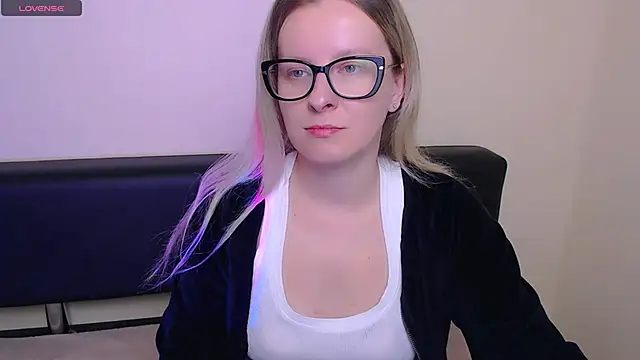 Snapshot of VanillaRose_ chatting on October 8, 2025, 6:44 am VanillaRose online show from October 8, 2025, 6:44 am