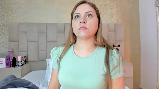 cloesummerr  online show from October 22, 2025, 1:11 pm