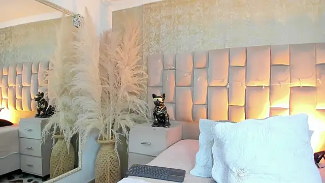 cloesummerr  online show from December 22, 2025, 12:35 pm