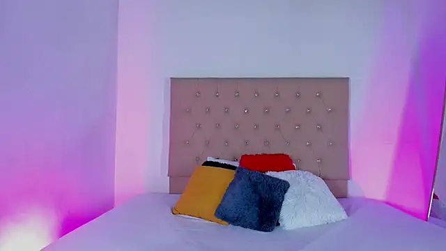 Snapshot of Zafiro__Brown chatting on September 23, 2025, 12:52 pm Zafiro Brown online show from September 23, 2025, 12:52 pm