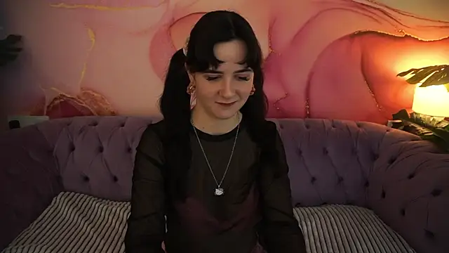 Snapshot of BerryDiva chatting on November 17, 2025, 9:42 pm BerryDiva online show from November 17, 2025, 9:42 pm