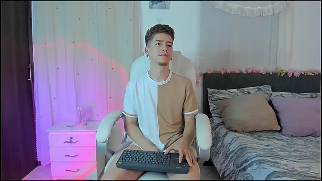 Snapshot of ThiagooJames chatting on December 16, 2025, 5:56 am ThiagooJames online show from December 16, 2025, 5:56 am