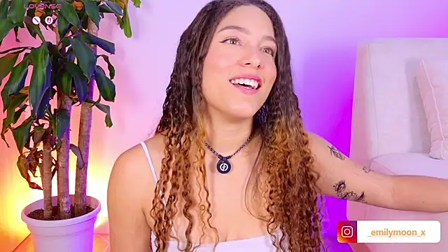 Snapshot of onlyemily_ chatting on April 16, 2026, 1:06 am onlyemily online show from April 16, 2026, 1:06 am
