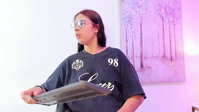 DanniaKross online show from December 3, 2025, 7:56 pm