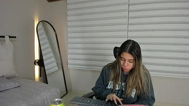 Rachell criss online show from November 27, 2025, 4:03 am