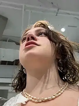 lucy-joy online show from September 9, 2025, 11:32 am