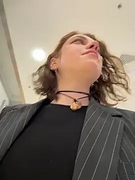 lucy-joy online show from October 17, 2025, 9:23 am