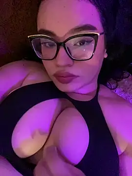Snapshot of Emily_Taylor2 chatting on September 27, 2025, 3:33 am Emily Taylor2 online show from September 27, 2025, 3:33 am
