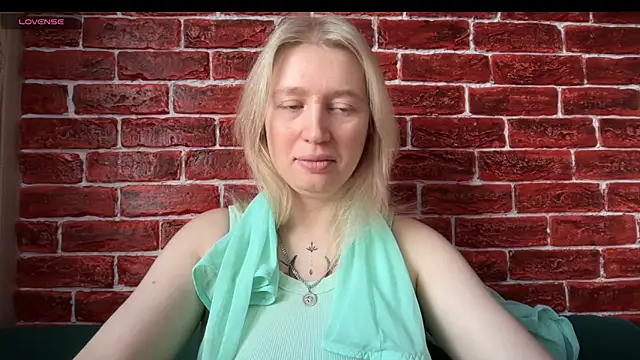 Snapshot of CitrusBlissss chatting on November 3, 2025, 2:24 am CitrusBlissss online show from November 3, 2025, 2:24 am