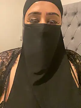 Snapshot of Pari_Persianbaddie6 chatting on April 7, 2026, 12:00 am Pari Persianbaddie6 online show from April 7, 2026, 12:00 am