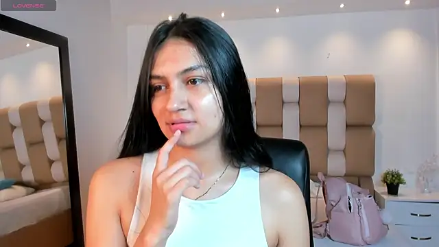 Snapshot of AidaJones chatting on December 17, 2025, 11:38 am AidaJones online show from December 17, 2025, 11:38 am