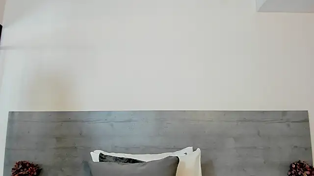 sunnyWhitee online show from March 9, 2026, 7:07 pm