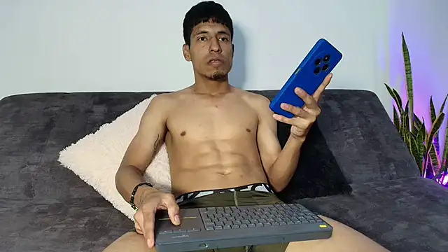 Snapshot of IsaXander743 chatting on December 15, 2025, 1:10 am IsaXander743 online show from December 15, 2025, 1:10 am