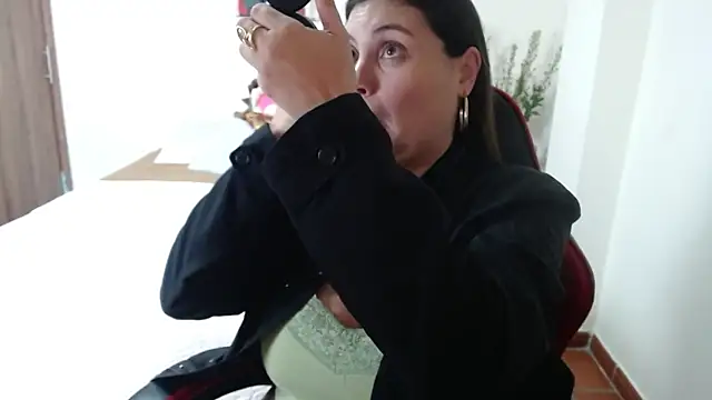 Secret Bella online show from October 10, 2025, 11:42 am