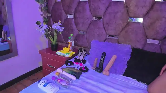 Thiana Taylor online show from November 29, 2025, 12:19 pm