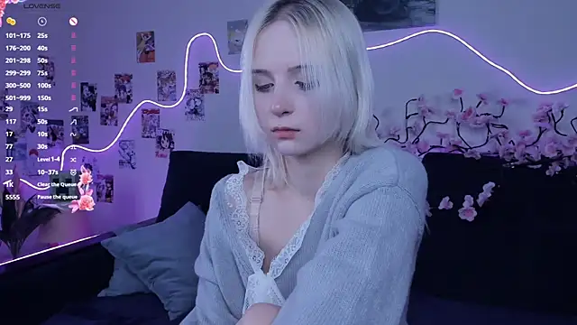 Snapshot of Megan--chan chatting on December 19, 2025, 7:10 pm Megan--chan online show from December 19, 2025, 7:10 pm