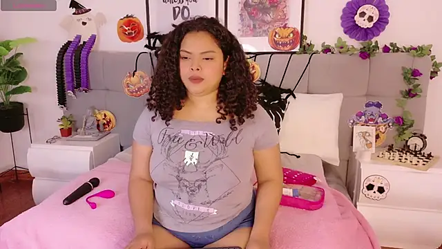 Alanaa Gomez online show from October 8, 2025, 12:03 pm