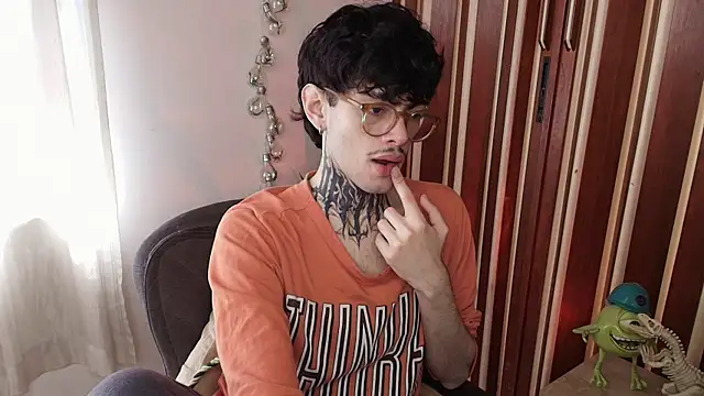 Snapshot of Mihail_leroy chatting on December 18, 2025, 3:29 pm Mihail leroy online show from December 18, 2025, 3:29 pm