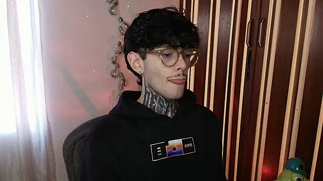 Snapshot of Mihail_leroy chatting on December 19, 2025, 8:05 pm Mihail leroy online show from December 19, 2025, 8:05 pm