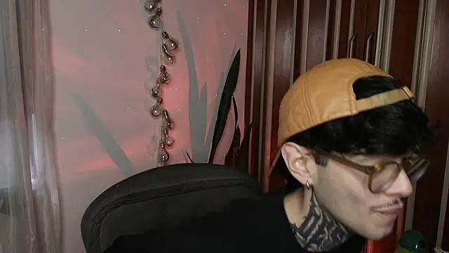 Snapshot of Mihail_leroy chatting on December 21, 2025, 9:44 pm Mihail leroy online show from December 21, 2025, 9:44 pm