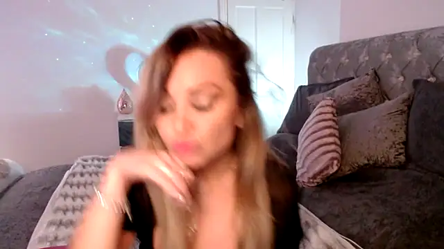 Snapshot of AngeleyesUK chatting on October 23, 2025, 1:16 am AngeleyesUK online show from October 23, 2025, 1:16 am