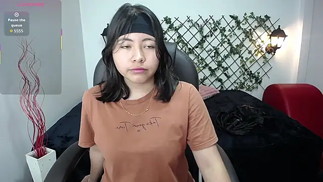 Snapshot of Louisa__clare chatting on November 10, 2025, 11:59 pm Louisa clare online show from November 10, 2025, 11:59 pm