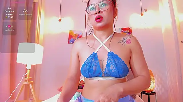 Karlaliones69 online show from February 10, 2026, 11:36 am