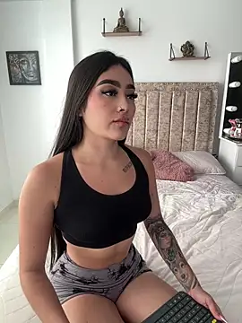 Snapshot of EmiilyEvans_ chatting on September 23, 2025, 9:51 pm EmiilyEvans online show from September 23, 2025, 9:51 pm