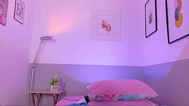 cutepetitee online show from December 16, 2025, 7:52 pm