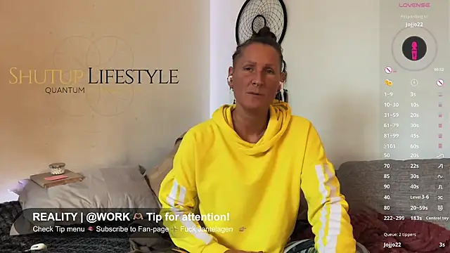 Snapshot of SwingWingWomanSweden chatting on December 4, 2025, 11:08 am SwingWingWomanSweden online show from December 4, 2025, 11:08 am