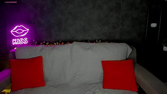 Agnes Wells online show from April 13, 2026, 1:11 am